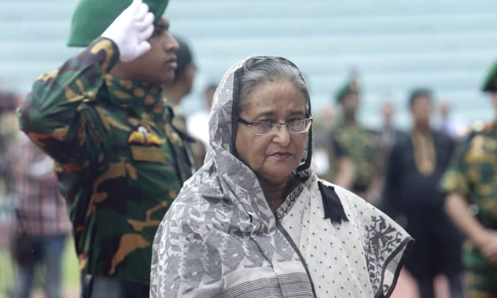 Daca (Bangladesh), (ARCHIVO) - La ex primera ministra de Bangladesh Sheikh Hasina (C) permanece en silencio durante una ceremonia de homenaje a las víctimas de la toma de rehenes del 1 de julio en la panadería Holey Artisan, en Daca, Bangladesh, el 4 de julio de 2016. EFE/EPA/Stringer