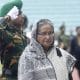 Daca (Bangladesh), (ARCHIVO) - La ex primera ministra de Bangladesh Sheikh Hasina (C) permanece en silencio durante una ceremonia de homenaje a las víctimas de la toma de rehenes del 1 de julio en la panadería Holey Artisan, en Daca, Bangladesh, el 4 de julio de 2016. EFE/EPA/Stringer