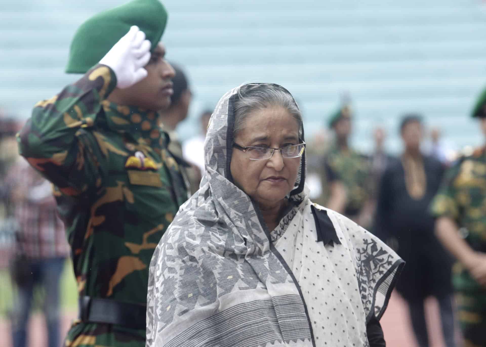 Daca (Bangladesh), (ARCHIVO) - La ex primera ministra de Bangladesh Sheikh Hasina (C) permanece en silencio durante una ceremonia de homenaje a las víctimas de la toma de rehenes del 1 de julio en la panadería Holey Artisan, en Daca, Bangladesh, el 4 de julio de 2016. EFE/EPA/Stringer