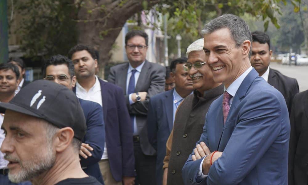 NUEVA DELHI, 18/02/2026.- El presidente del Gobierno de España, Pedro Sánchez (d), en el distrito Lodhi de Nueva Delhi, en el marco de su viaje oficial a la India y de las actividades del Año Dual España-India. EFE/Lucía Goñi