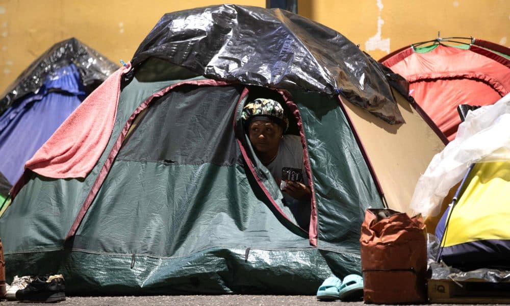 Fotografía del 22 de febrero de 2026 de una persona a la espera de la excarcelación de su familiar dentro de una carpa, frente al comando de la Policía Nacional Bolivariana (PNB) conocido como Zona 7, en Caracas (Venezuela). EFE/ Ronald Pena R
