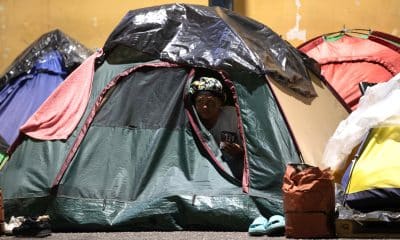 Fotografía del 22 de febrero de 2026 de una persona a la espera de la excarcelación de su familiar dentro de una carpa, frente al comando de la Policía Nacional Bolivariana (PNB) conocido como Zona 7, en Caracas (Venezuela). EFE/ Ronald Pena R