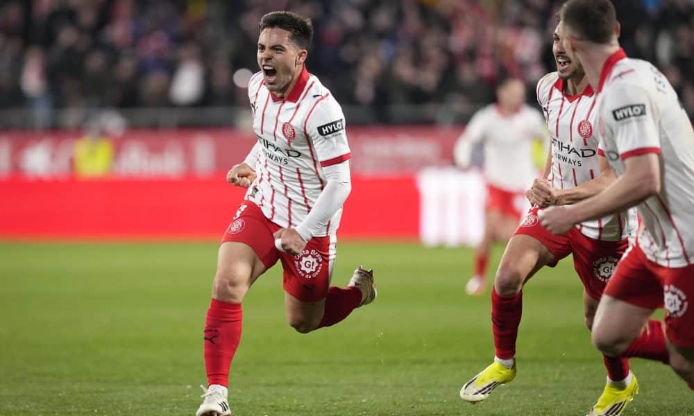 El centrocampista del Girona Fran Beltrán (i) celebra el segundo gol de su equipo durante el partido de LaLiga de fútbol que Girona FC y FC Barcelona disputan este lunes en el estadio de Moltilivi. EFE/David Borrat.
