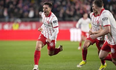 El centrocampista del Girona Fran Beltrán (i) celebra el segundo gol de su equipo durante el partido de LaLiga de fútbol que Girona FC y FC Barcelona disputan este lunes en el estadio de Moltilivi. EFE/David Borrat.