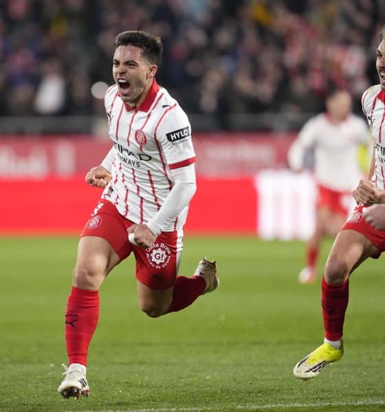 El centrocampista del Girona Fran Beltrán (i) celebra el segundo gol de su equipo durante el partido de LaLiga de fútbol que Girona FC y FC Barcelona disputan este lunes en el estadio de Moltilivi. EFE/David Borrat.