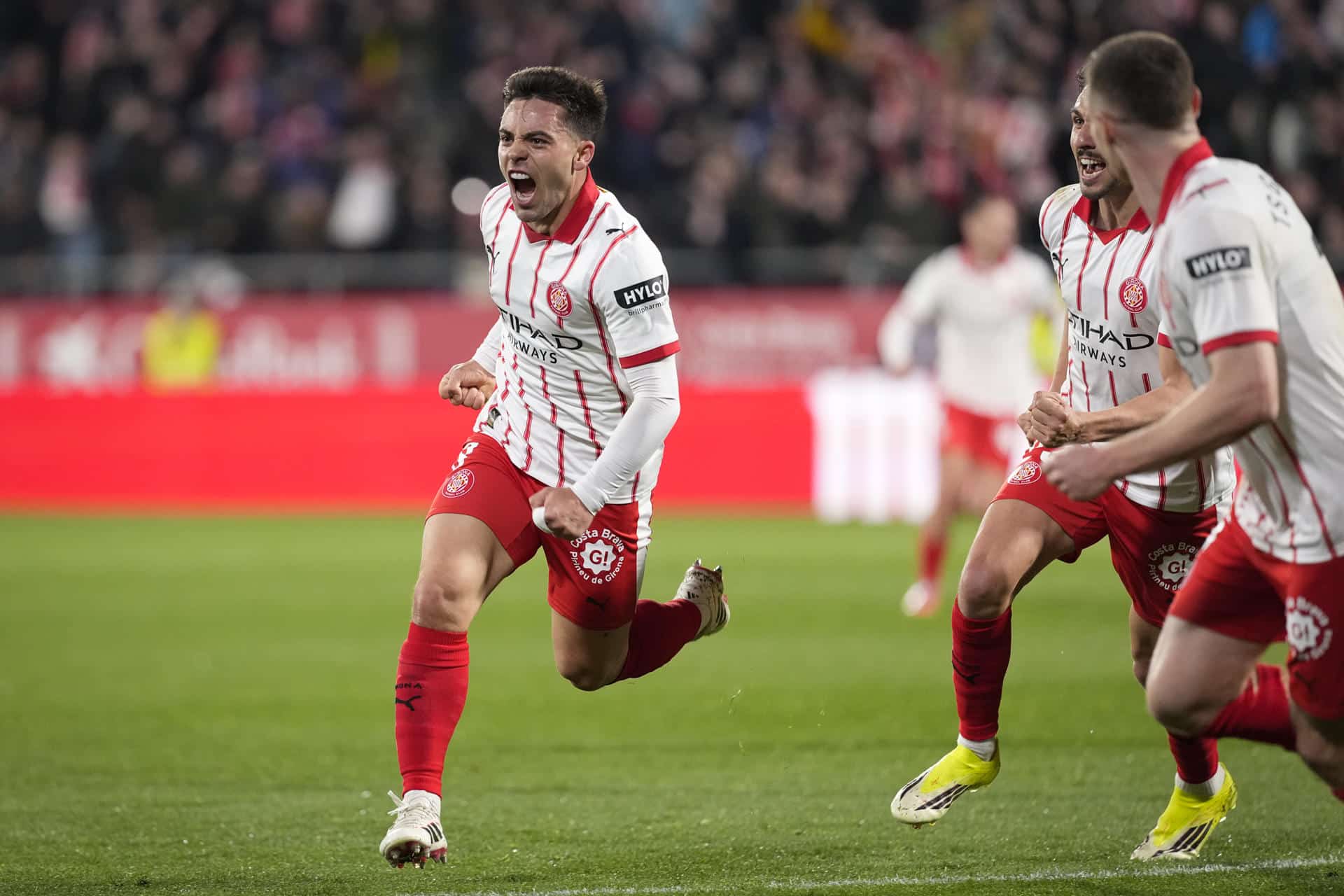 El centrocampista del Girona Fran Beltrán (i) celebra el segundo gol de su equipo durante el partido de LaLiga de fútbol que Girona FC y FC Barcelona disputan este lunes en el estadio de Moltilivi. EFE/David Borrat.
