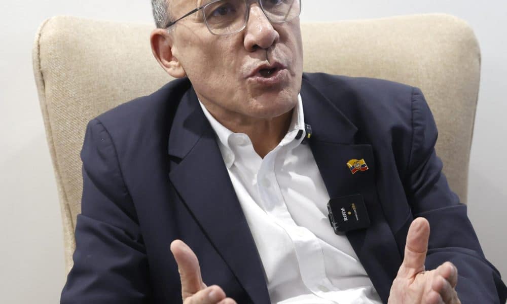 Fotografía del 12 de febrero de 2026 que muestra al exsenador colombiano Roy Barreras hablando durante una entrevista con EFE, en Bogotá (Colombia). EFE/ Mauricio Dueñas Castañeda