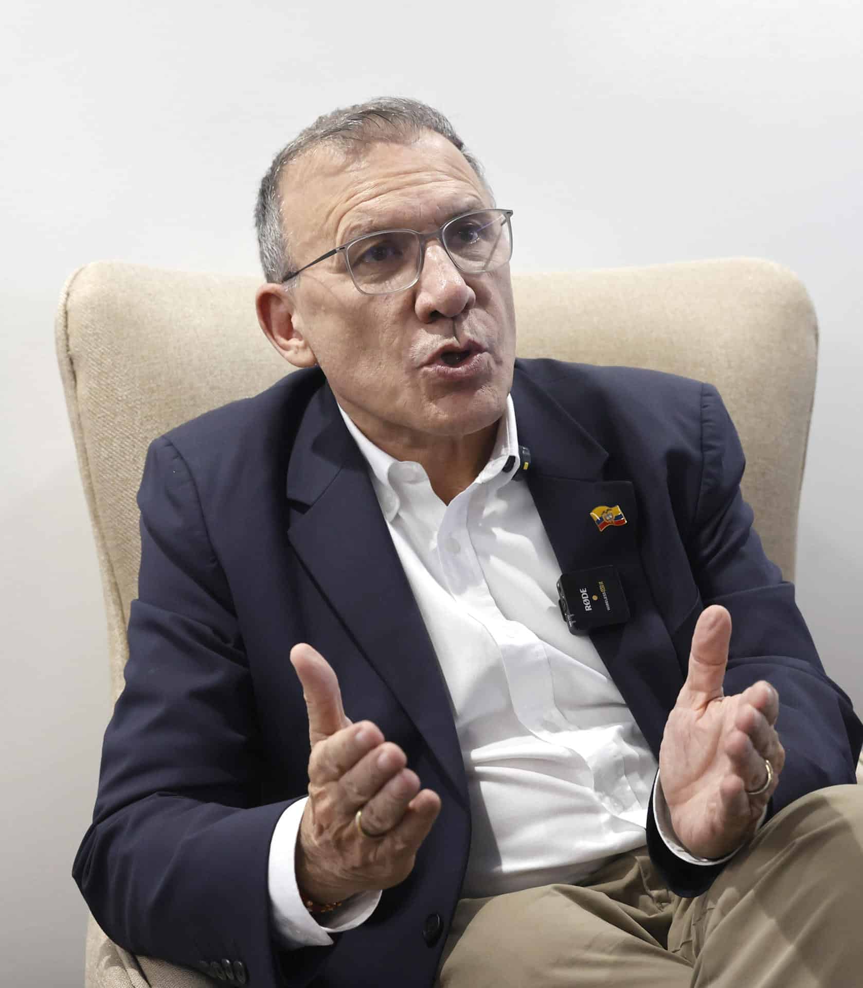 Fotografía del 12 de febrero de 2026 que muestra al exsenador colombiano Roy Barreras hablando durante una entrevista con EFE, en Bogotá (Colombia). EFE/ Mauricio Dueñas Castañeda