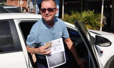 Camilo Roso sostiene una boleta de excarcelación tras ser liberado de la cárcel El Rodeo I en Guatire, municipio Zamora (Venezuela). EFE/ Miguel Gutiérrez
