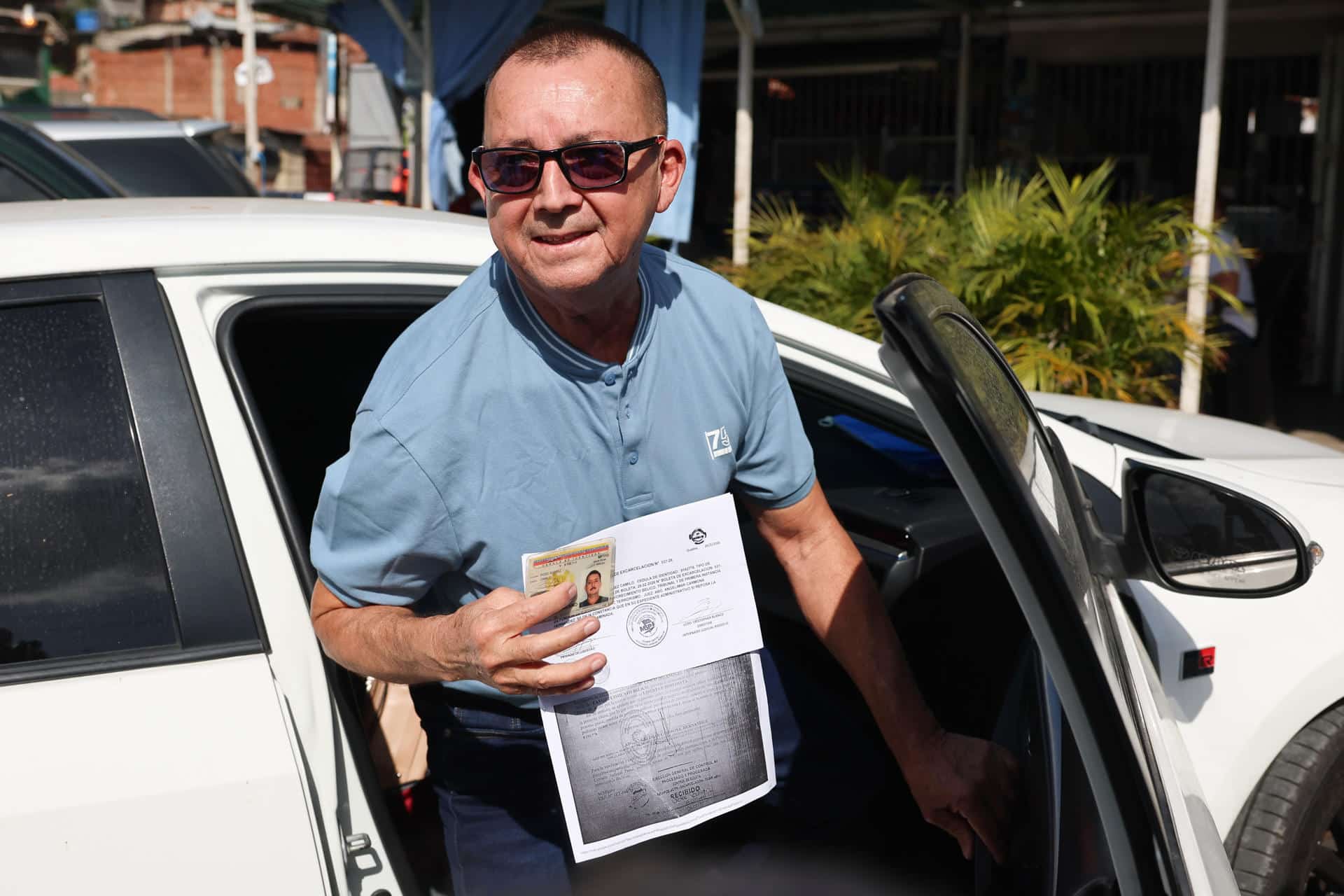 Camilo Roso sostiene una boleta de excarcelación tras ser liberado de la cárcel El Rodeo I en Guatire, municipio Zamora (Venezuela). EFE/ Miguel Gutiérrez