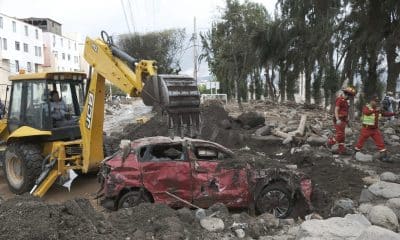 Integrantes del Cuerpo General de Bomberos Voluntarios del Perú inspeccionan una zona afectada por lluvias e inundaciones este lunes, en Arequipa (Perú). EFE/ Oswald Charca