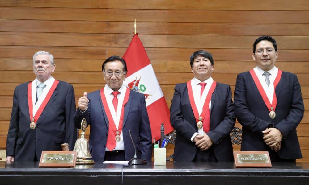 Fotografía cedida por el Congreso de Perú donde se ve a José María Balcázar (2-i) tras ser elegido presidente interino de Perú este miércoles, durante una sesión en Lima (Perú). EFE/ Congreso de Perú