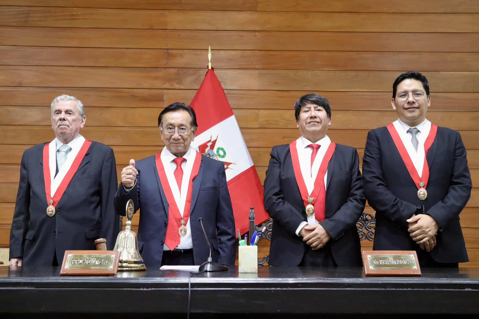 Fotografía cedida por el Congreso de Perú donde se ve a José María Balcázar (2-i) tras ser elegido presidente interino de Perú este miércoles, durante una sesión en Lima (Perú). EFE/ Congreso de Perú