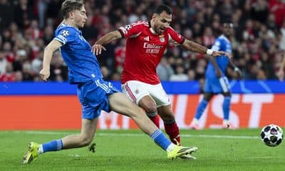 Dean Huijsen trata de cortar el avance del delantero del Benfica Vangelis Pavlidis, durante el partido de ida de la eliminatoria de la Liga de Campeones disputado la pasada semana en el Estadio de la Luz. EFE/EPA/JOSE SENA GOULAO