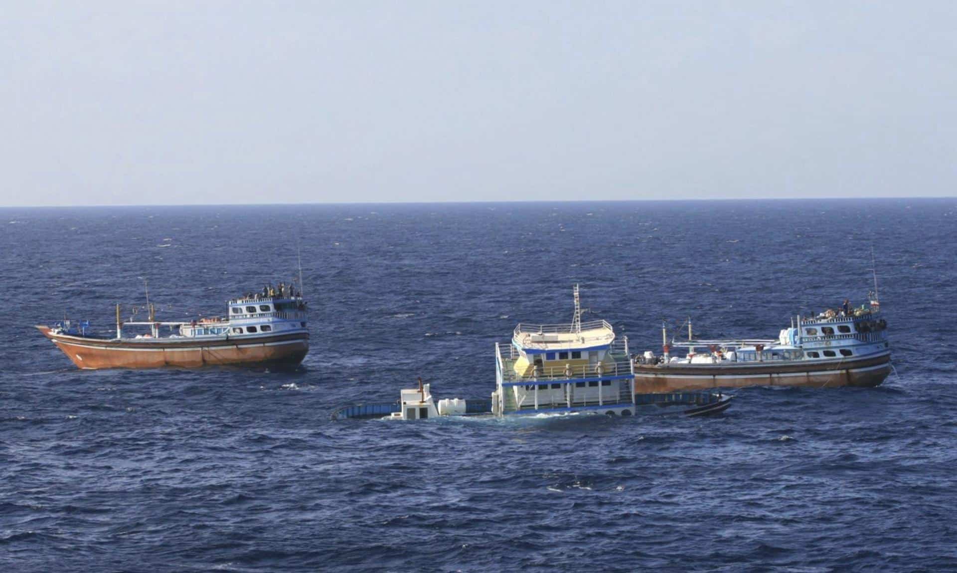 Imagen cedida por la Marina estadounidense de un barco pesquero iraní hundiéndose en el Estrecho de Ormuz, Golfo Pérsico. EFE/Ensign John Tanalega SOLO USO EDITORIAL[SOLO USO EDITORIAL]
