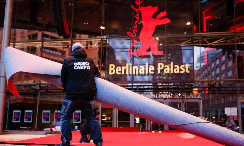 Trabajos de última hora en el recinto que acoge la Berlinale. EFE/EPA/CLEMENS BILAN