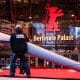Trabajos de última hora en el recinto que acoge la Berlinale. EFE/EPA/CLEMENS BILAN