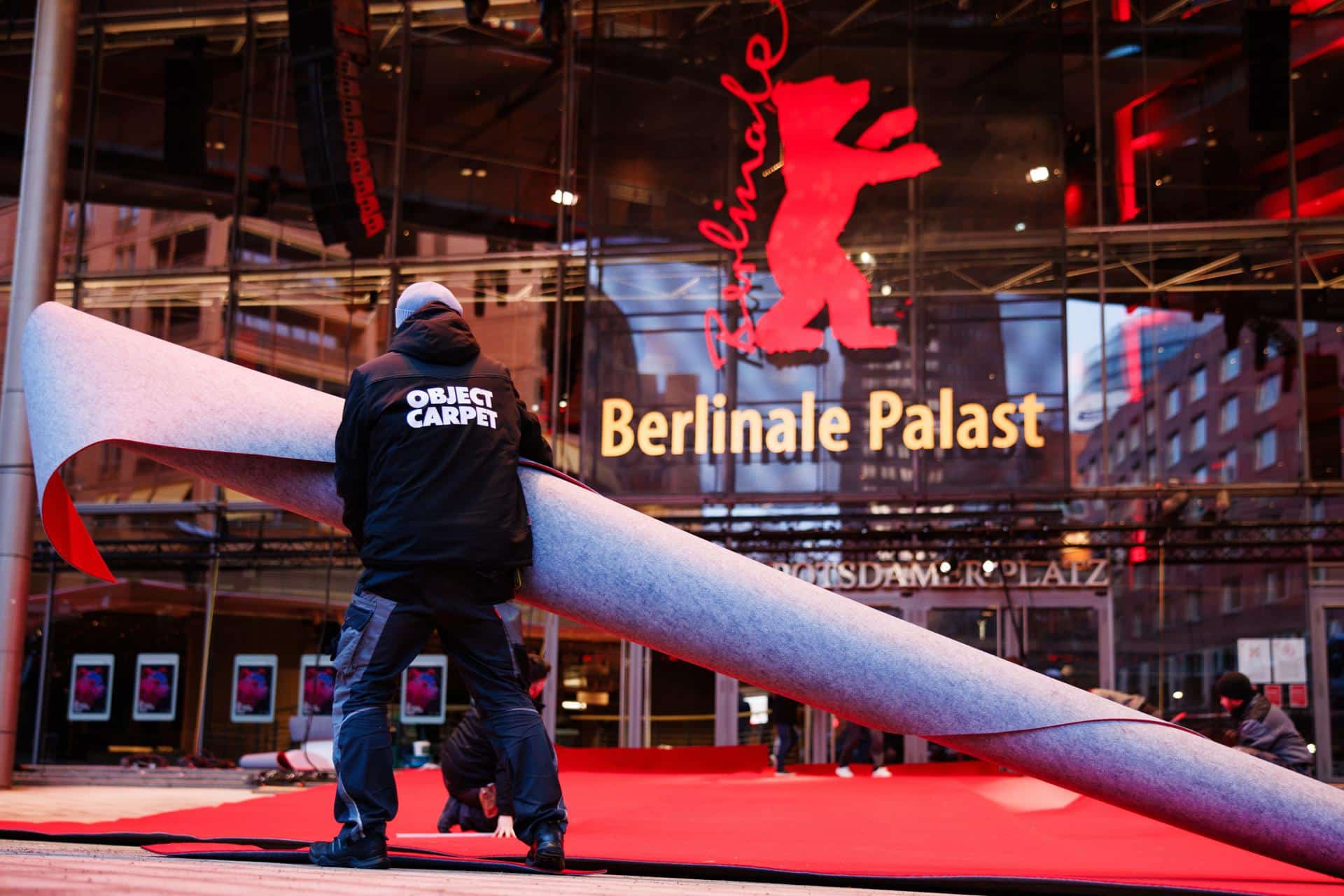 Trabajos de última hora en el recinto que acoge la Berlinale. EFE/EPA/CLEMENS BILAN