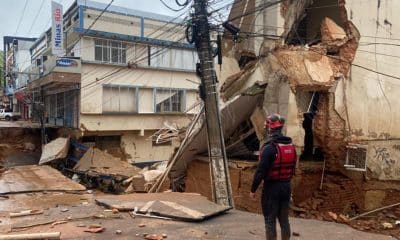 Fotografía cedida por el Cuerpo de Bomberos de Minas Gerais que muestra a uno de sus integrantes observando varias edificaciones afectadas por las lluvias este martes, en Juiz de Fora, en el estado de Minas Gerais (Brasil). EFE/ Cuerpo de Bomberos de Minas Gerais