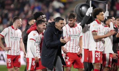 El entrenador y los jugadores del Girona celebran la victoria al finalizar el partido de la jornada 24 de LaLiga de fútbol contra el Barcelona disputaron este lunes en el estadio de Moltilivi. EFE/David Borrat