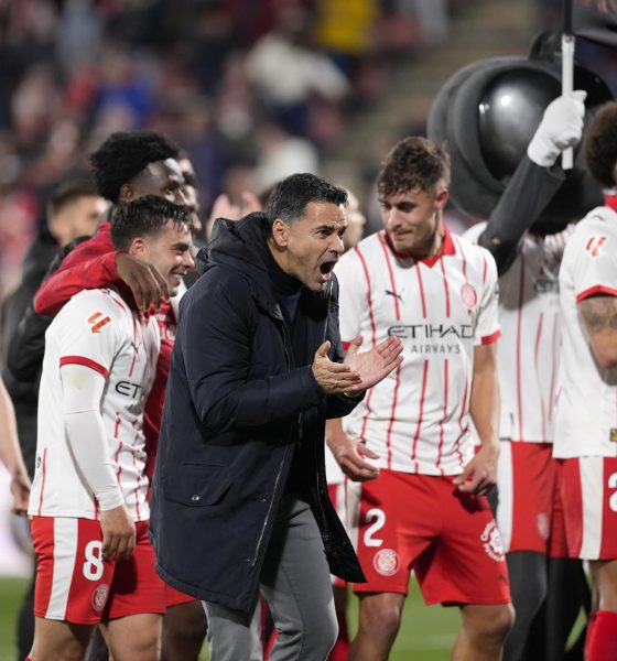 El entrenador y los jugadores del Girona celebran la victoria al finalizar el partido de la jornada 24 de LaLiga de fútbol contra el Barcelona disputaron este lunes en el estadio de Moltilivi. EFE/David Borrat