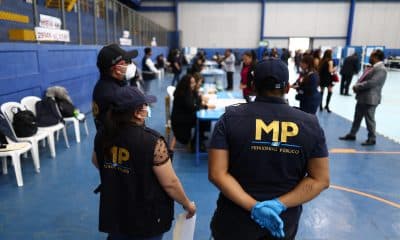 Fiscales del Ministerio Público realizan un allanamiento en el Parque Deportivo Erick Barrondo, que funciona como sede de votación, este 12 de febrero de 2026 en Ciudad de Guatemala (Guatemala). EFE/ Christian Gutiérrez