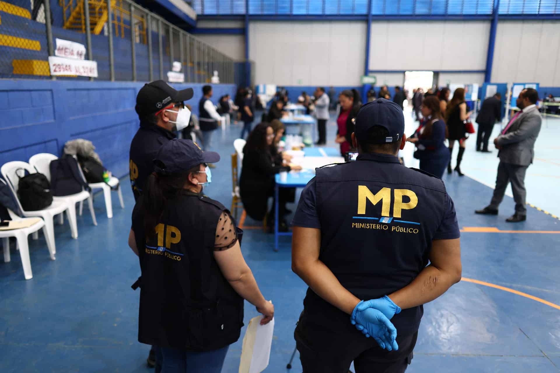 Fiscales del Ministerio Público realizan un allanamiento en el Parque Deportivo Erick Barrondo, que funciona como sede de votación, este 12 de febrero de 2026 en Ciudad de Guatemala (Guatemala). EFE/ Christian Gutiérrez