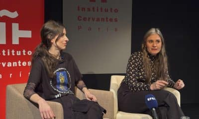 Ana Garriga y Carmen Urbita durante su entrevista con la Agencia EFE. Aunque ven el fenómeno con cierta distancia, Ana Garriga y Carmen Urbita, conocidas por su podcast 'Las hijas de Felipe' y autoras de 'Instrucción de Novicias', aseguran no estar tan sorprendidas por el 'boom' con las monjas que vive la cultura pop. Para ellas, más bien, es una reacción normal ante un mundo "terrorífico" y "testosterónico". EFE/Pol Lloberas Cardona