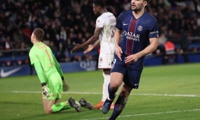 El jugador del PSG Matias Ramos Goncalo (d) celebra el 3-0 mientras se lamentan Sadibou Sané (C) y el portero Jonathan Fischer (I), del Metz, durante el partido que han jugado PSG y FC Metz, en París, Francia. EFE/EPA/CHRISTOPHE PETIT TESSON