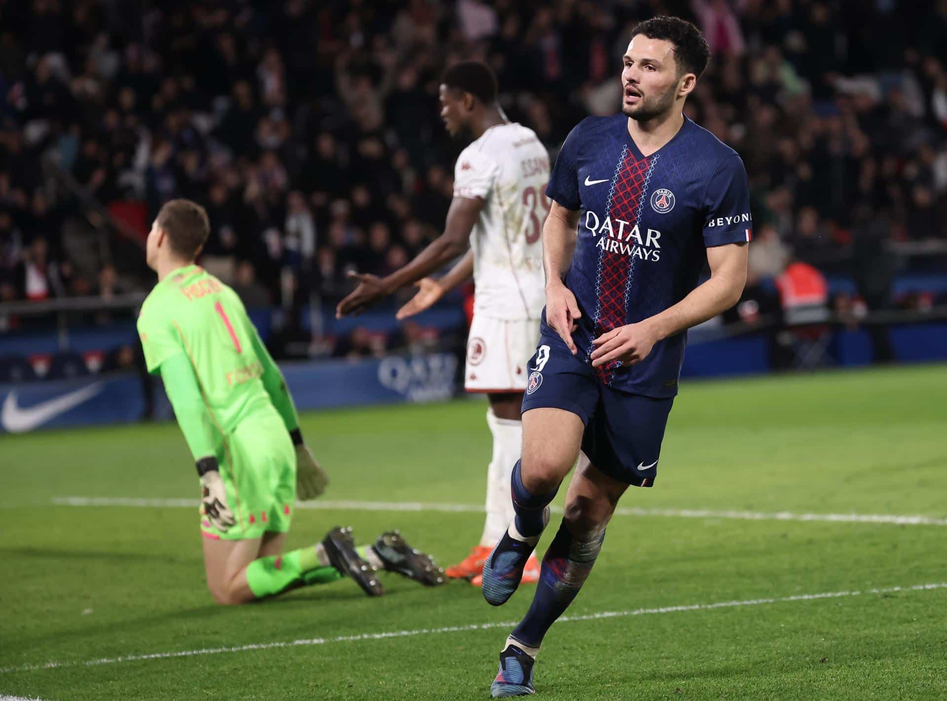 El jugador del PSG Matias Ramos Goncalo (d) celebra el 3-0 mientras se lamentan Sadibou Sané (C) y el portero Jonathan Fischer (I), del Metz, durante el partido que han jugado PSG y FC Metz, en París, Francia. EFE/EPA/CHRISTOPHE PETIT TESSON