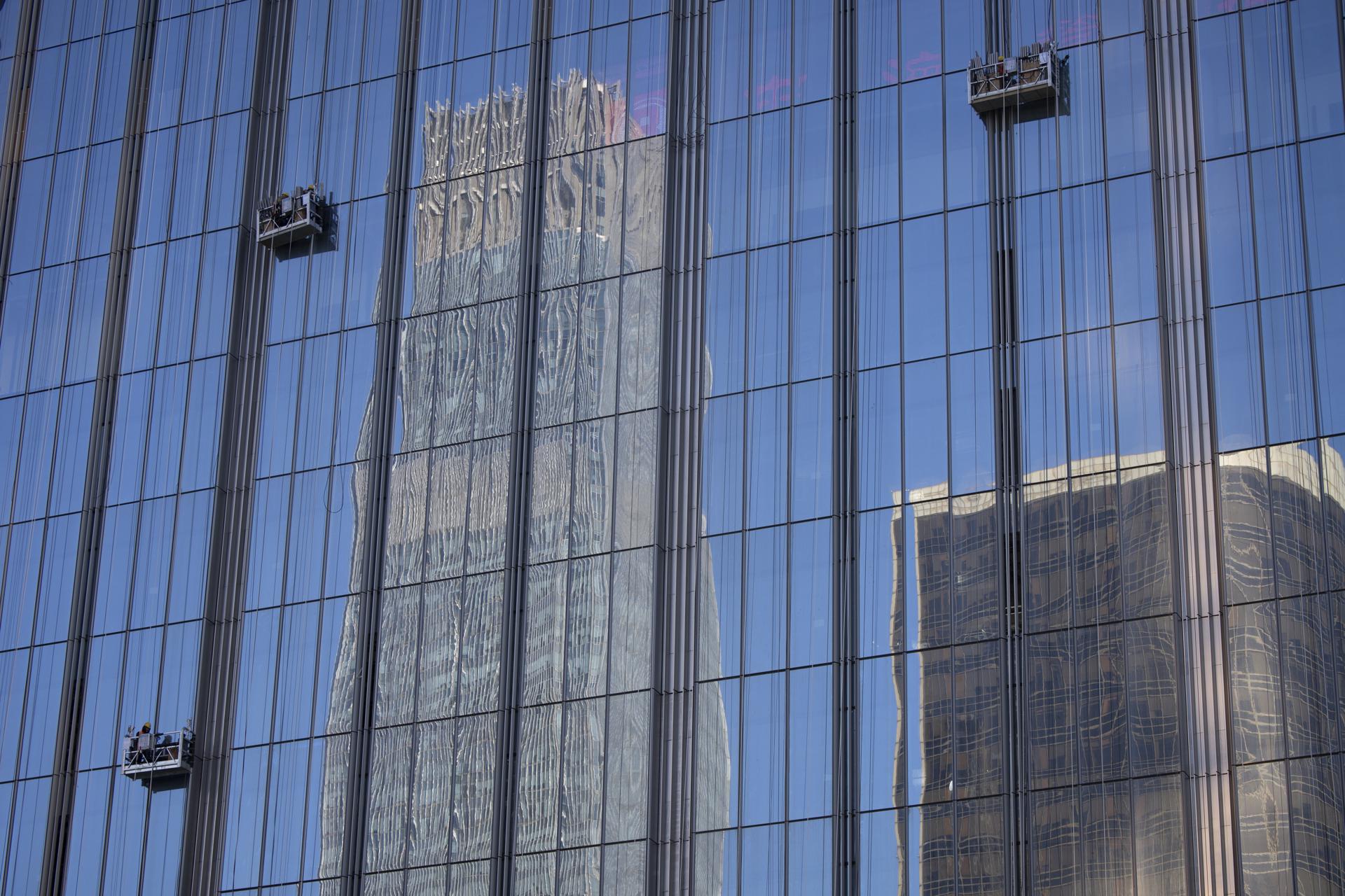 Imagen de archivo tomada el 31 de diciembre de 2025 que muestra un edificio del Distrito Central de Negocios de Pekín, China. EFE/EPA/ANDRES MARTINEZ CASARES