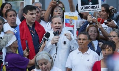 Foto de archivo del exdiputado Juan Pablo Guanipa (c). EFE/ Ronald Peña R