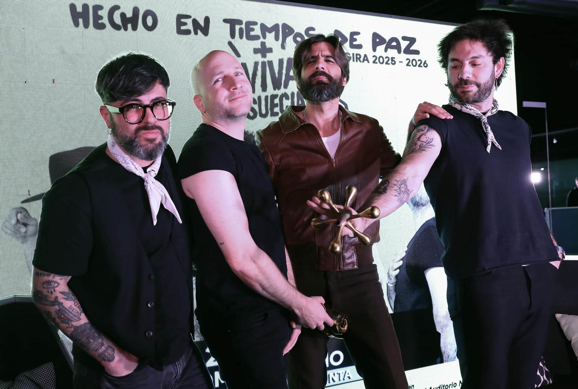 Los integrantes del grupo español Viva Suecia, Jess Fabric (i), Fernando Campillo (2-i), Alberto Cantúa (2-d) y Rafa Val (d), posan al finalizar una entrevista con EFE este sábado, en Ciudad de México (México). EFE/ Mario Guzmán