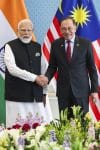 El primer minsitro de India, Narendra Modi (i), durante su viaje a Malasia, donde se reunió con su homólogo, Anwar Ibrahim (d).  
 EFE/EPA/Hasnoor Hussain / POOL

