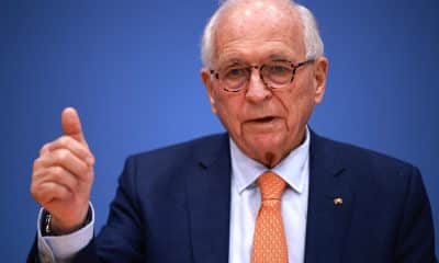 El presidente de la Conferencia de Seguridad de Munich (MSC), Wolfgang Ischinger, gesticula mientras habla durante una rueda de prensa antes de la 62ª reunión anual de seguridad, en Berlín, Alemania, 09 de febrero de 2026. La 62ª Conferencia de Seguridad de Munich, que se celebrará del 13 al 15 de febrero de 2026, se espera que acoja a alrededor de 50 líderes mundiales. (Alemania) EFE/EPA/CLEMENS BILAN