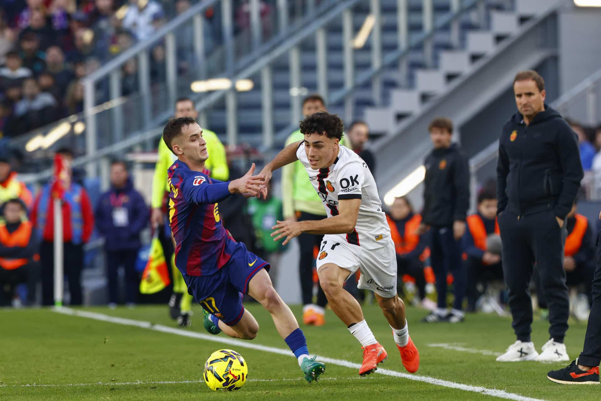 El centrocampista del Barcelona Marc Casadó (i) pelea un balón con el centrocampista del Mallorca Jan Virgili durante el partido de LaLiga de fútbol entre el Barcelona y el Mallorca, este sábado en el Camp Nou. EFE/ Quique García