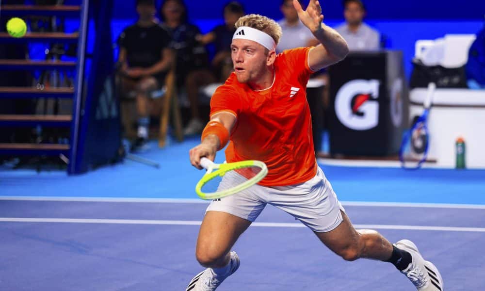 El tenista español Alejandro Davidovich Fokina devuelve una bola frente al alemán Daniel Altmaier, este lunes durante un partido del Abierto Mexicano de Tenis 2026, realizado en la ciudad de Acapulco de Juárez (México). EFE/ David Guzmán