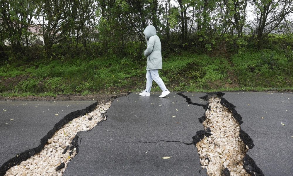 Una mujer da un paseo por Arruda dos Vinhos, Alenquer, Portugal. EFE/EPA/ANTONIO PEDRO SANTOS