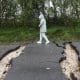 Una mujer da un paseo por Arruda dos Vinhos, Alenquer, Portugal. EFE/EPA/ANTONIO PEDRO SANTOS