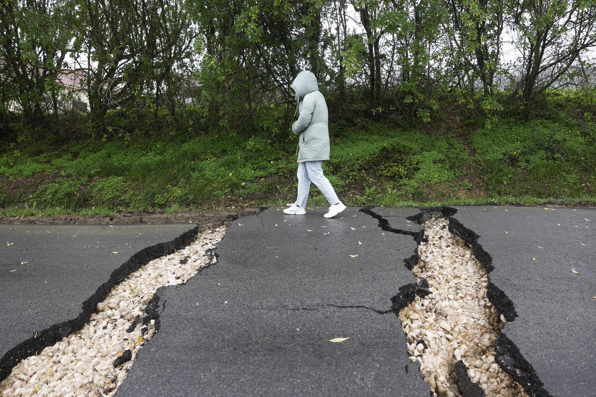 Una mujer da un paseo por Arruda dos Vinhos, Alenquer, Portugal. EFE/EPA/ANTONIO PEDRO SANTOS