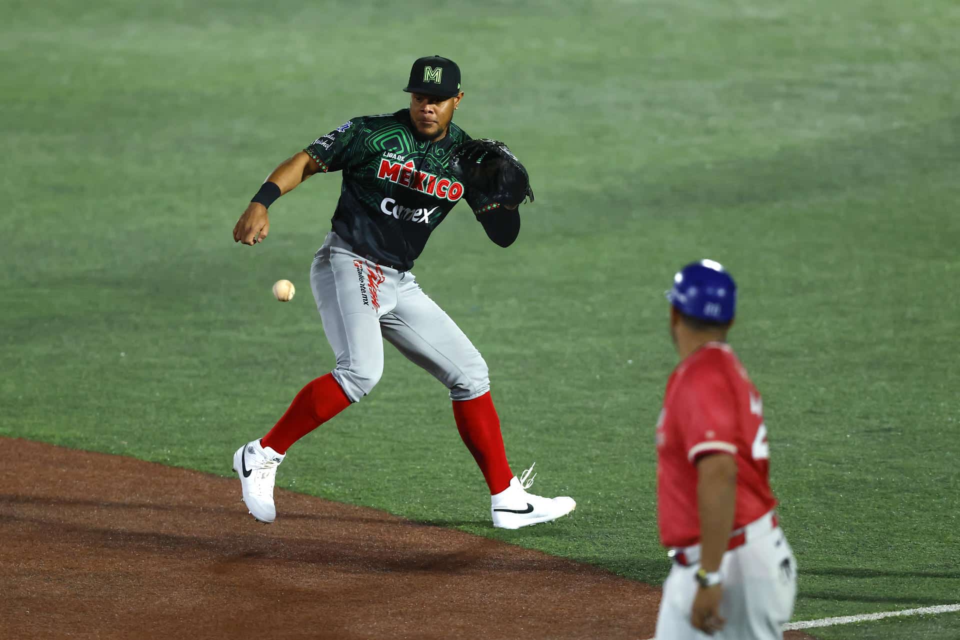 Reynaldo Rodríguez de México Rojo atrapa una bola Puerto Rico este martes, durante un partido de la Serie del Caribe de Béisbol 2026 entre México Rojo y Puerto Rico, celebrado en el Estadio Panamericano en Guadalajara (México). EFE/ Francisco Guasco