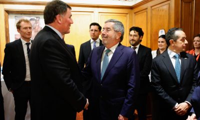 Fotografía cedida por la Secretaría de Relaciones Exteriores (SRE), donde se observa al canciller mexicano, Juan Ramón de la Fuente (c); hablando junto al ministro de Comercio de Canadá, Dominic LeBlanc al (i) este lunes, al término de una reunión de trabajo en Ciudad de México (México). EFE/ Secretaría de Relaciones Exteriores /SOLO USO EDITORIAL/ NO VENTAS/ SOLO DISPONIBLE PARA ILUSTRAR LA NOTICIA QUE ACOMPAÑA (CRÉDITO OBLIGATORIO)