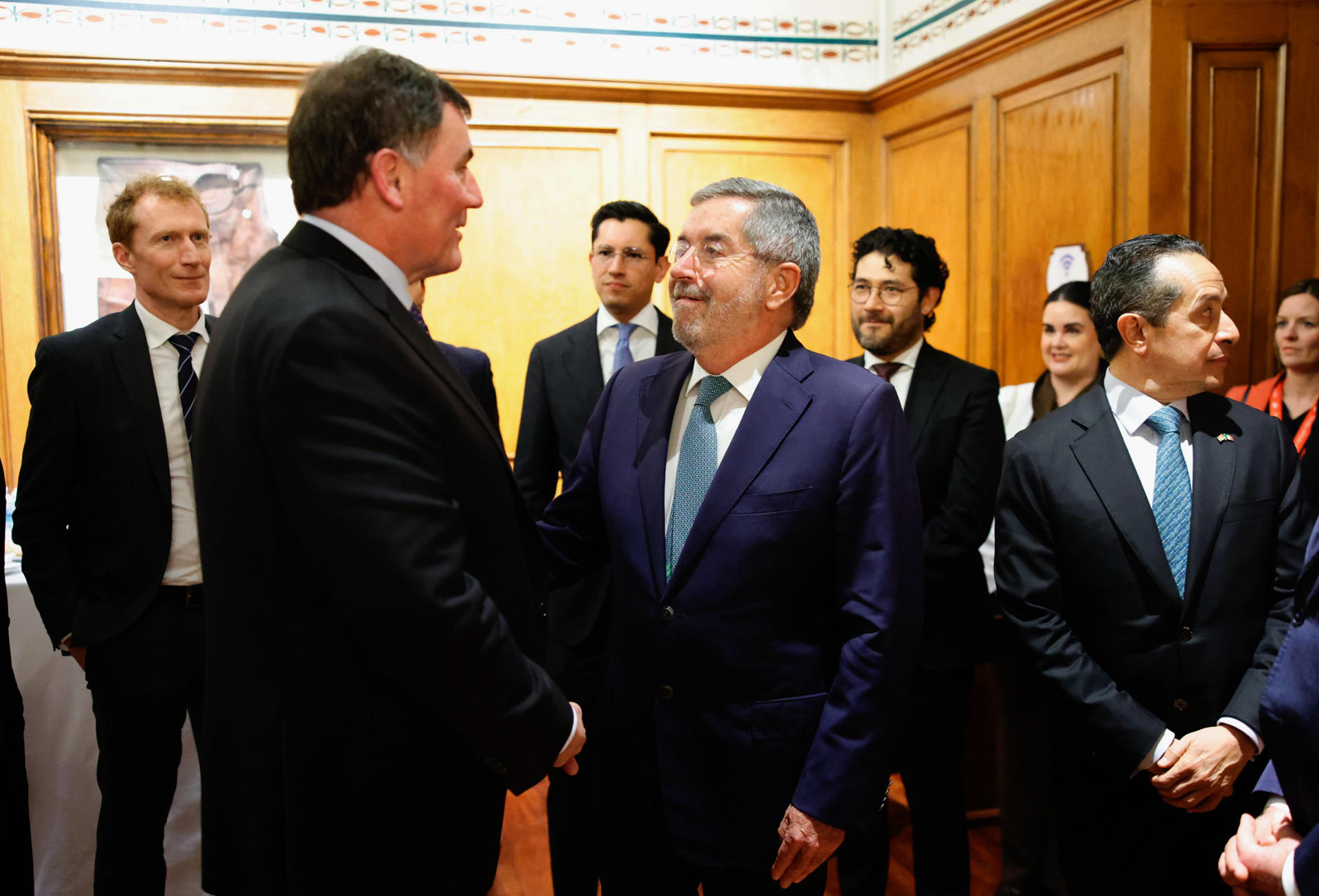 Fotografía cedida por la Secretaría de Relaciones Exteriores (SRE), donde se observa al canciller mexicano, Juan Ramón de la Fuente (c); hablando junto al ministro de Comercio de Canadá, Dominic LeBlanc al (i) este lunes, al término de una reunión de trabajo en Ciudad de México (México). EFE/ Secretaría de Relaciones Exteriores /SOLO USO EDITORIAL/ NO VENTAS/ SOLO DISPONIBLE PARA ILUSTRAR LA NOTICIA QUE ACOMPAÑA (CRÉDITO OBLIGATORIO)