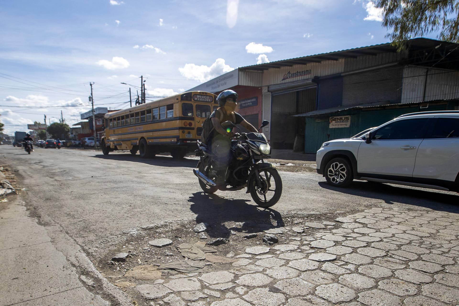 Un persona conduce una moto este jueves, en Managua (Nicaragua). EFE/ STR