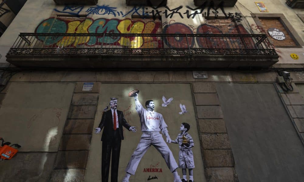 Grafiti del artista Alberto León para reivindicar la paz en Barcelona (noreste de España) mostrando a Bad Bunny y Donald Trump. EFE/ Marta Perez