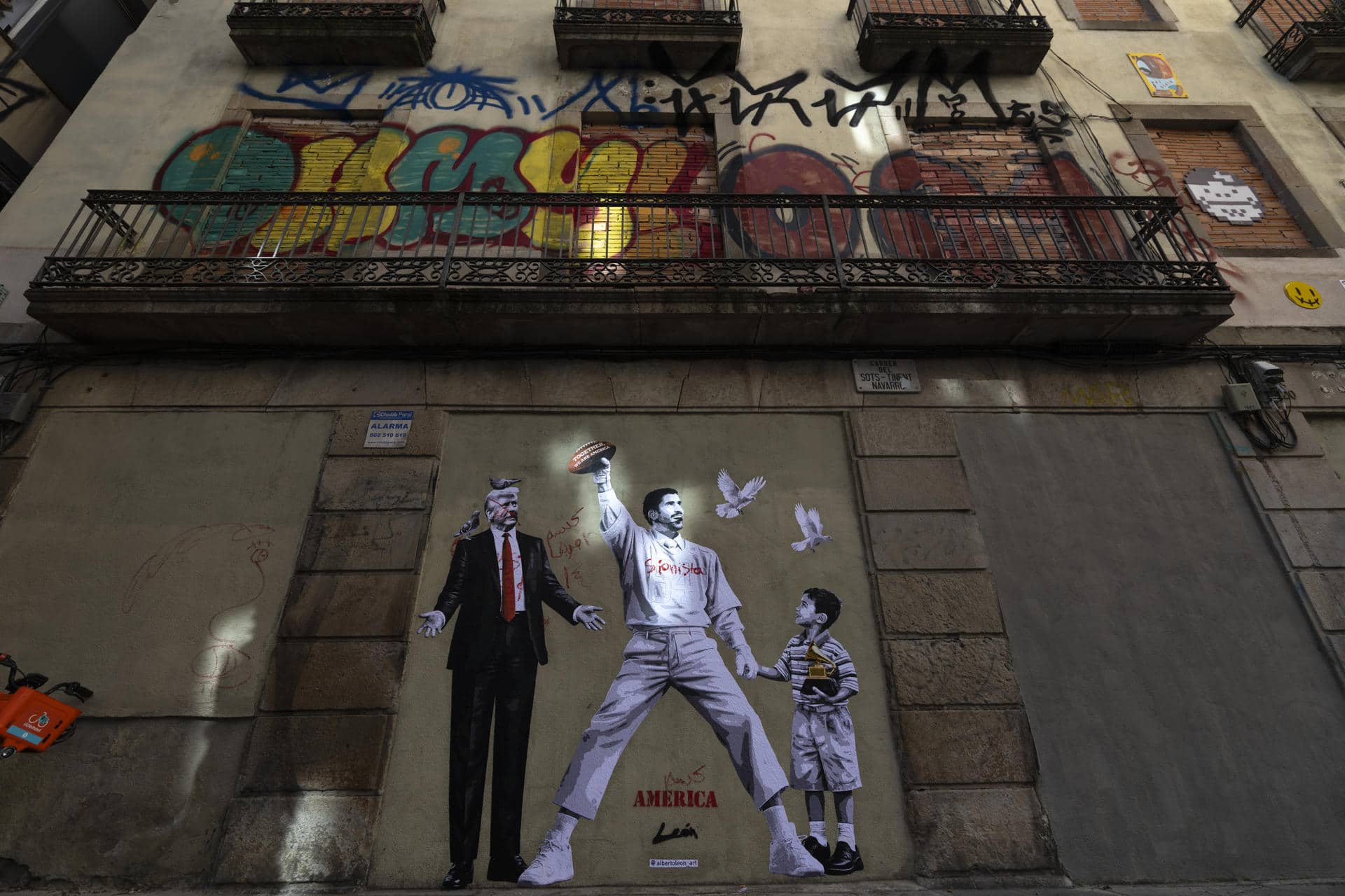 Grafiti del artista Alberto León para reivindicar la paz en Barcelona (noreste de España) mostrando a Bad Bunny y Donald Trump. EFE/ Marta Perez