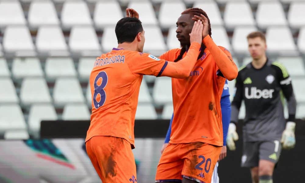 El jugador del Fiorentina Moise Kean (d) celebra con su compañero Rolando Mandragora un gol durante el partido de la Serie A que han jugado Como 1907 y Fiorentina en el Giuseppe Sinigaglia stadium en Como, Italia. EFE/EPA/ROBERTO BREGANI