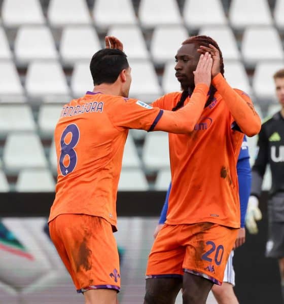 El jugador del Fiorentina Moise Kean (d) celebra con su compañero Rolando Mandragora un gol durante el partido de la Serie A que han jugado Como 1907 y Fiorentina en el Giuseppe Sinigaglia stadium en Como, Italia. EFE/EPA/ROBERTO BREGANI