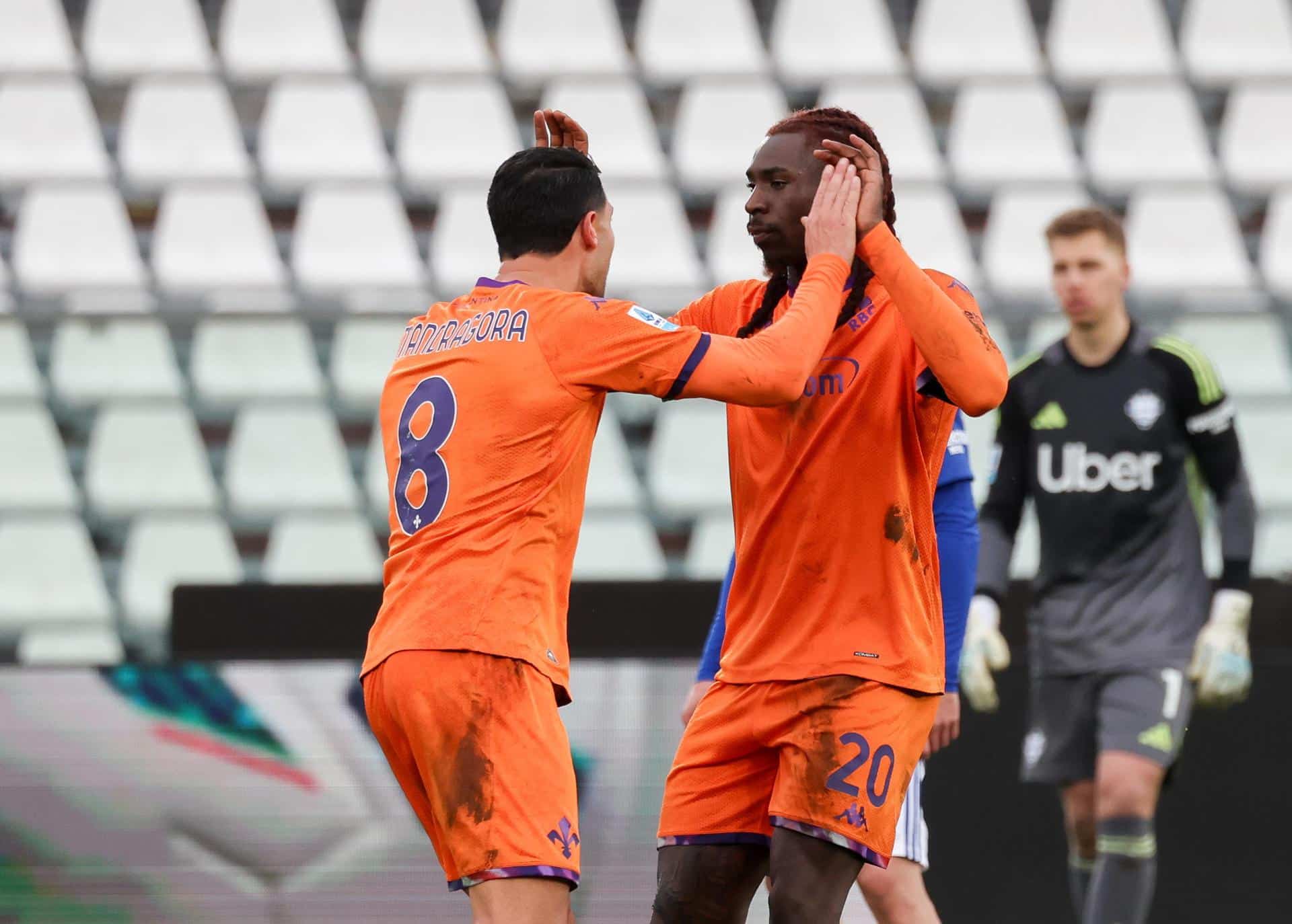 El jugador del Fiorentina Moise Kean (d) celebra con su compañero Rolando Mandragora un gol durante el partido de la Serie A que han jugado Como 1907 y Fiorentina en el Giuseppe Sinigaglia stadium en Como, Italia. EFE/EPA/ROBERTO BREGANI
