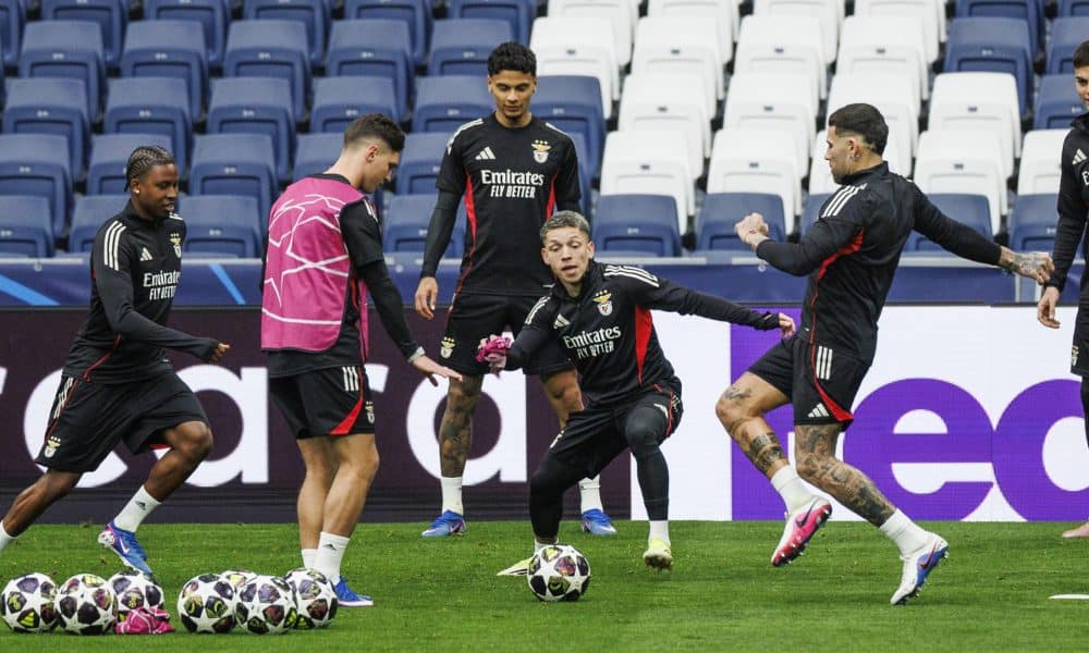 El delantero argentino del Benfica, Gianluca Prestianni (2d), durante el entrenamiento de este martes en el estadio Santiago Bernabéu, en la víspera del partido de vuelta de la eliminatoria previa de acceso a los octavos de final de la Liga de Campeones que disputan ante el Real Madrid. EFE/ Rodrigo Jiménez